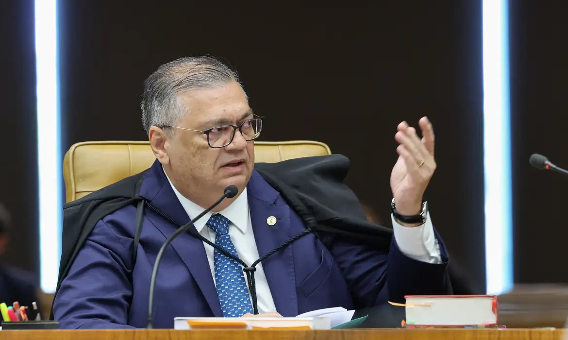 Flávio Dino determina investigação da PF sobre negócios de Vorcaro em cemitérios de SP