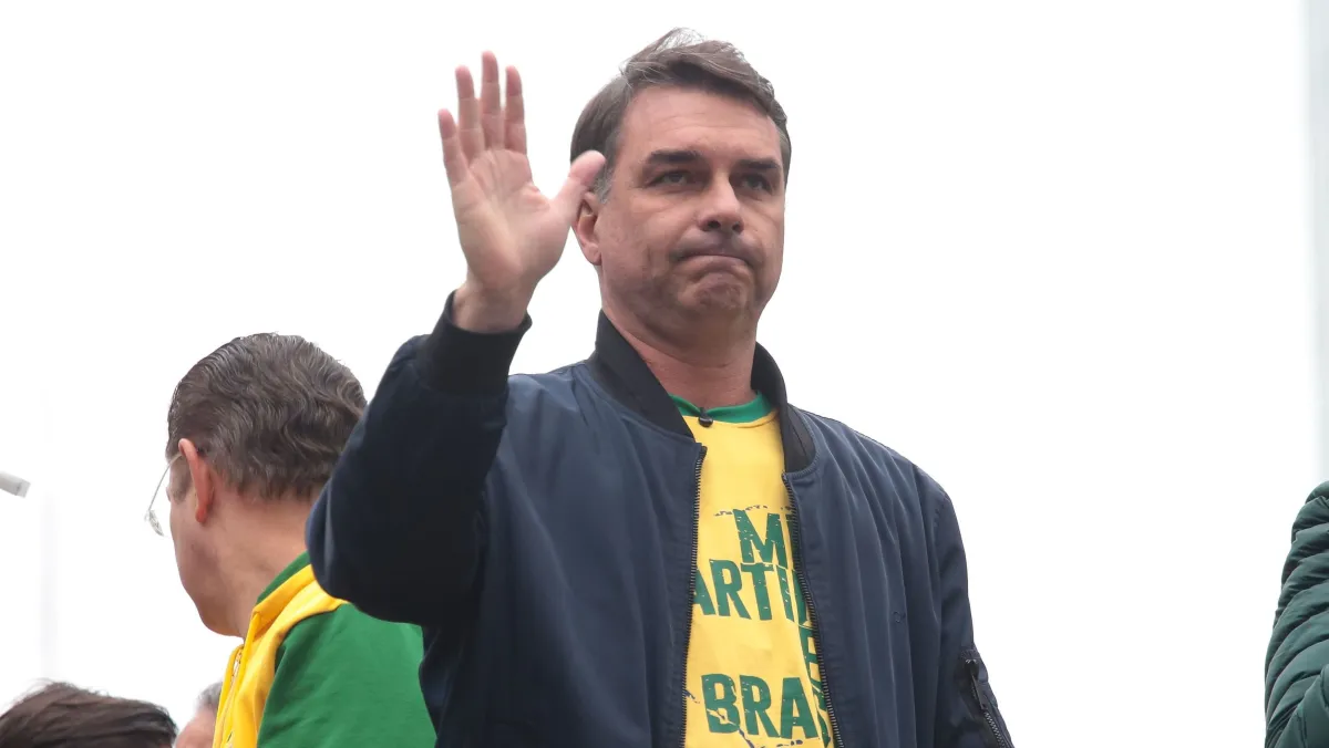Flávio Bolsonaro prepara ofensiva contra Lula na reta final