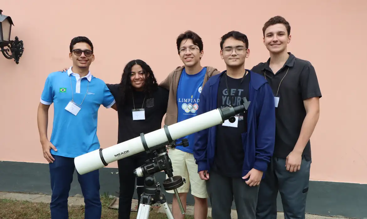 Cinco estudantes brasileiros representam o país na Olimpíada de Astronomia no Vietnã
