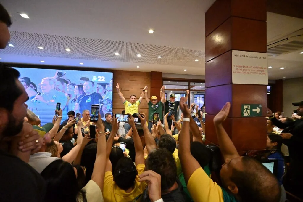 Multidão acompanha motocarreata de Flávio Bolsonaro pelas ruas de Natal
