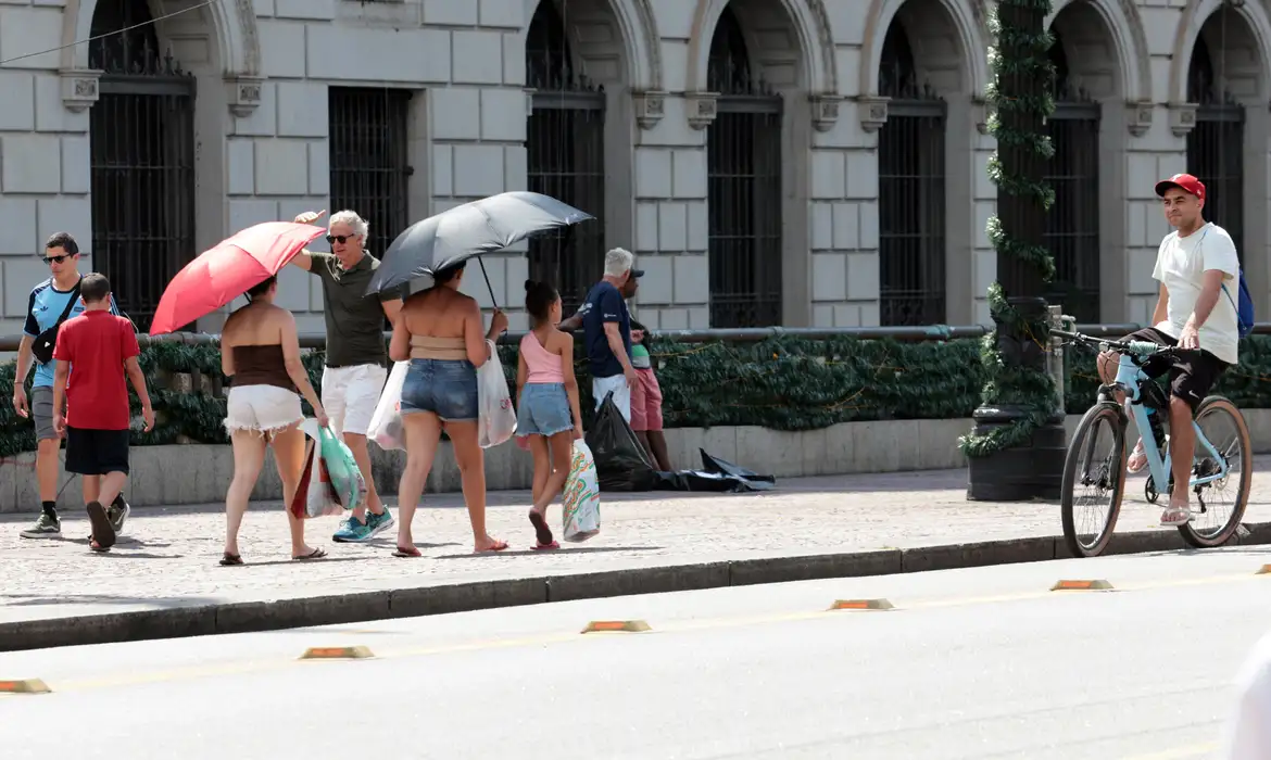 Onda de calor coloca oito estados sob alerta vermelho a partir deste sábado