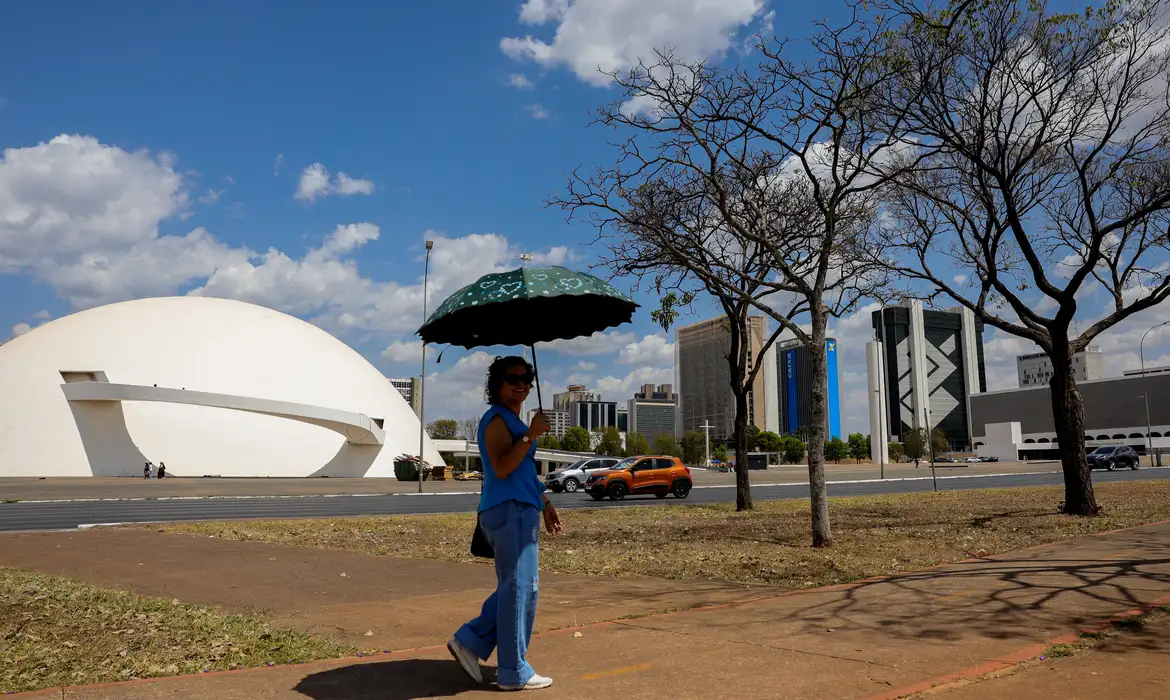 Outubro deve ter calor acima da média e chuvas irregulares no Brasil