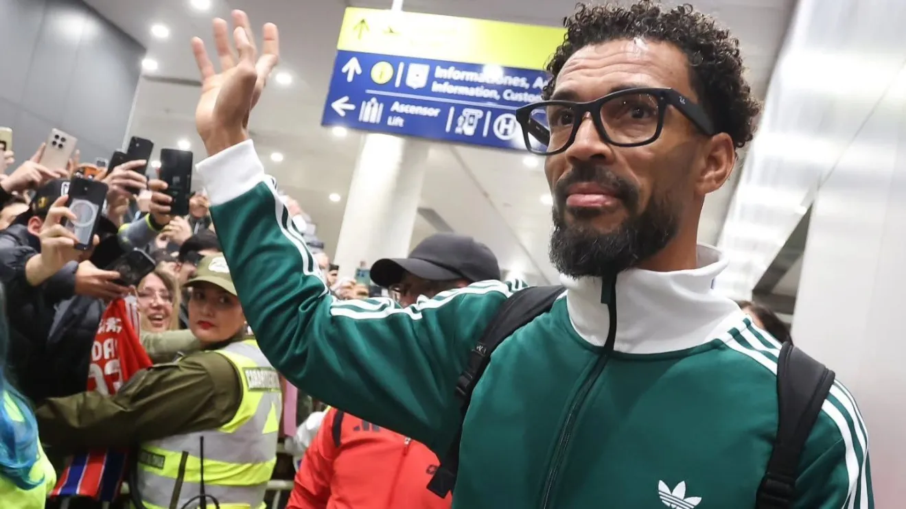 Vozinha emociona torcedores ao desembarcar no Chile e agradece recepção calorosa: “Agradeço por me esperar”