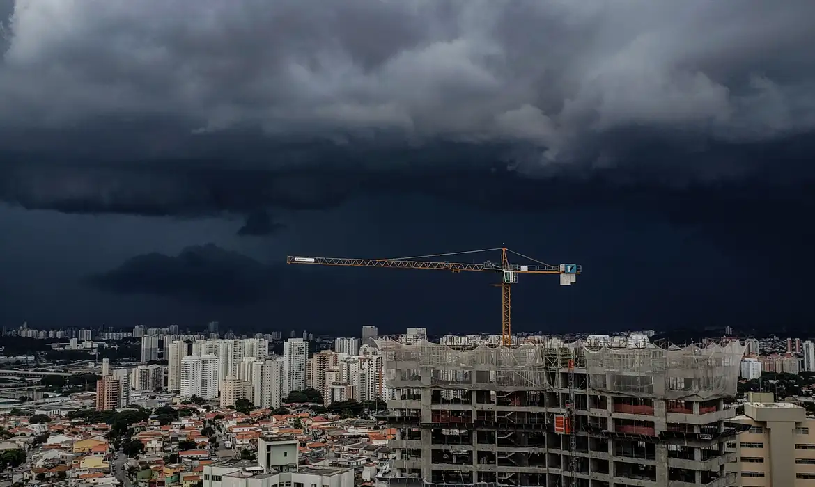 Temporais avançam pelo Brasil e colocam regiões em alerta para chuvas intensas