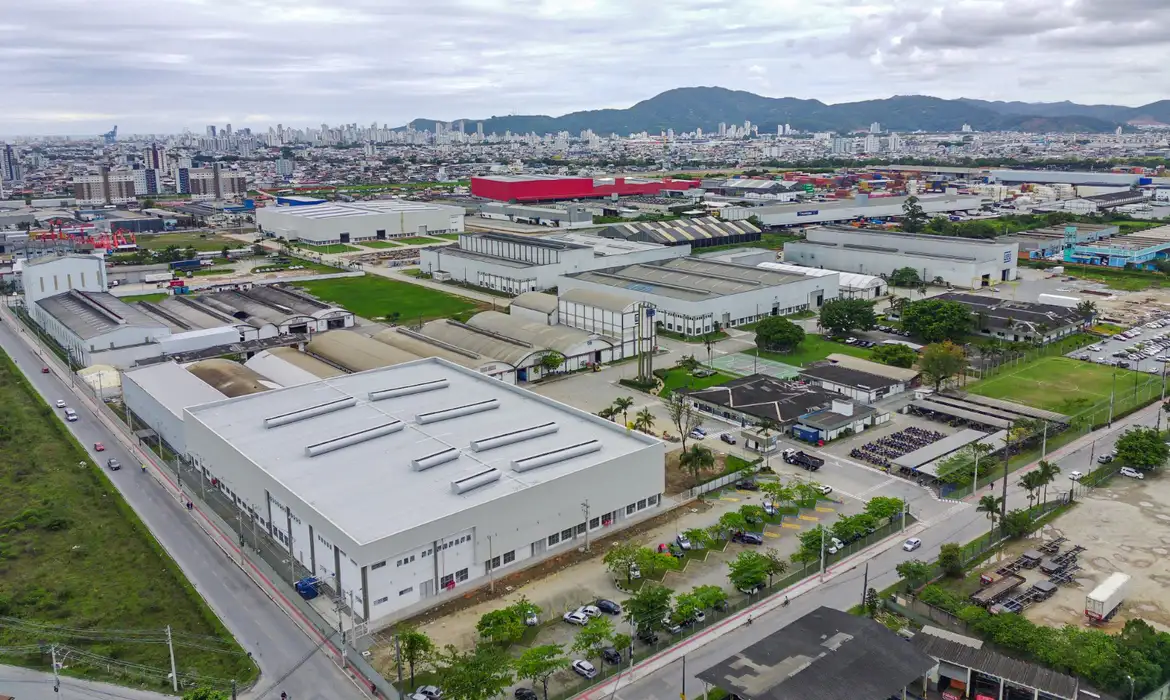 Juros elevados dificultam financiamentos e preocupam a indústria brasileira