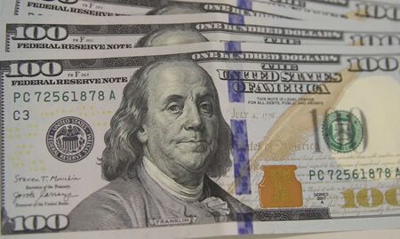 Dólar cai para R$ 5 e Bolsa dispara 7,85% após 1º turno