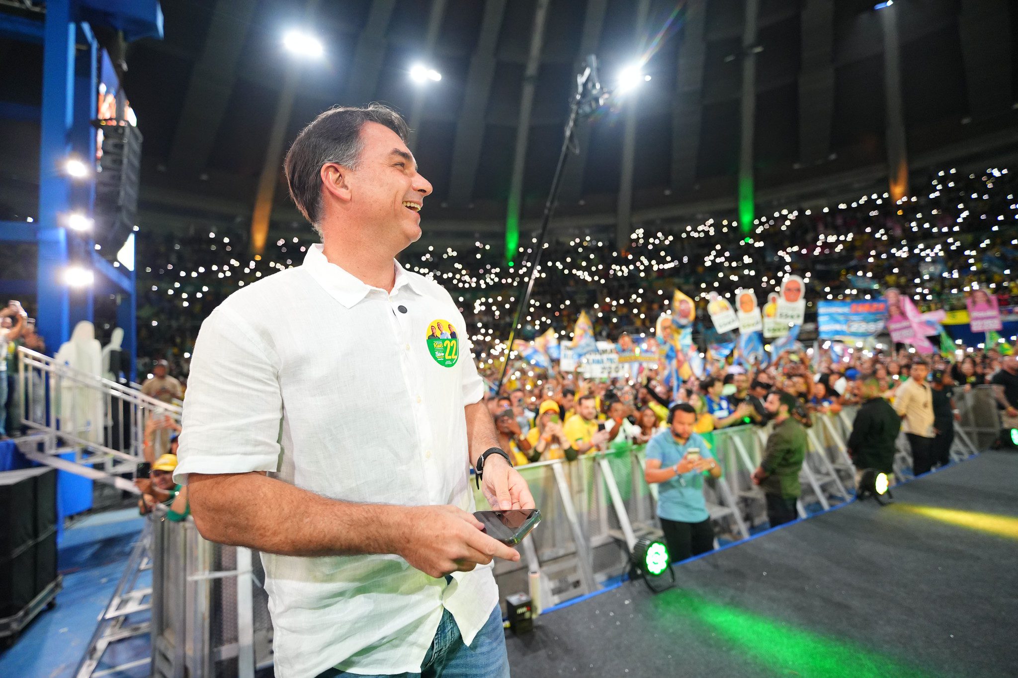 Líder do primeiro turno, Flávio Bolsonaro tem plano com metas para segurança, economia e educação