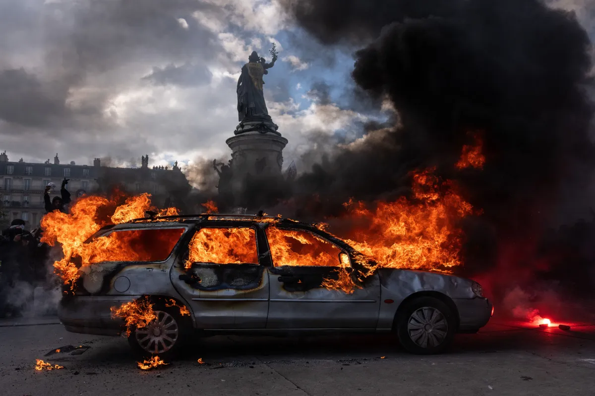 França impõe toque de recolher em áreas de Paris após mortes, saques e onda de violência