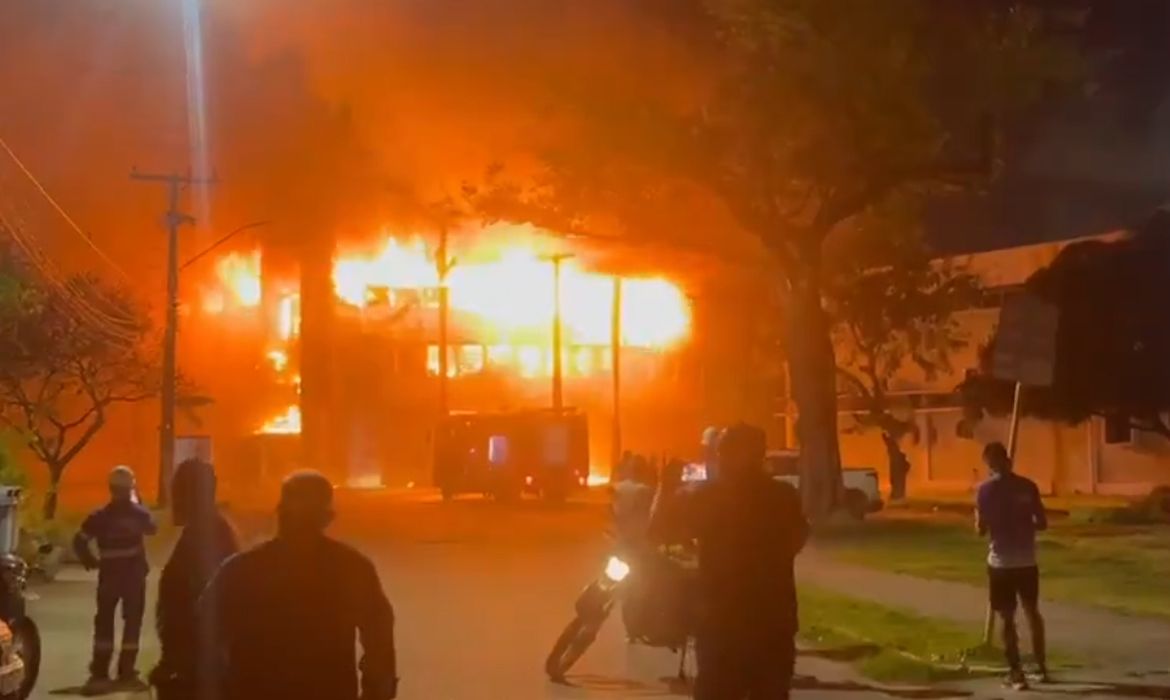 PF investiga incêndio que destruiu prédio da UFPE em Recife