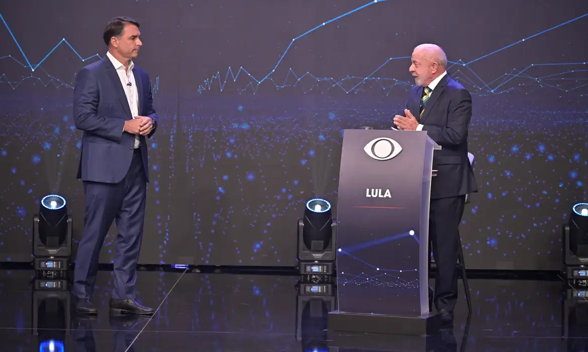 Lula e Flávio Bolsonaro se enfrentam na Band em debate marcado por acusações e tensão
