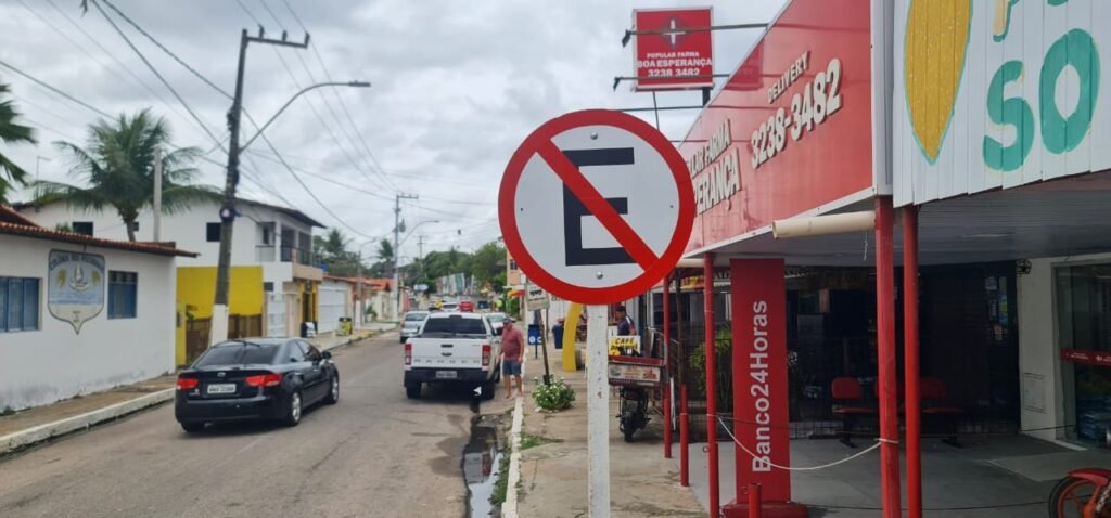 ALERTA: Márcio Marinho e São Sebastião, em Pirangi, são vias de estacionamento proibido. Fotografia de: Ney Douglas.