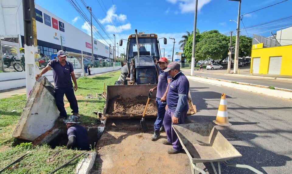 Prefeitura realiza limpeza e desobstrução de bueiros por toda a cidade. Fotografia de: Ney Douglas.