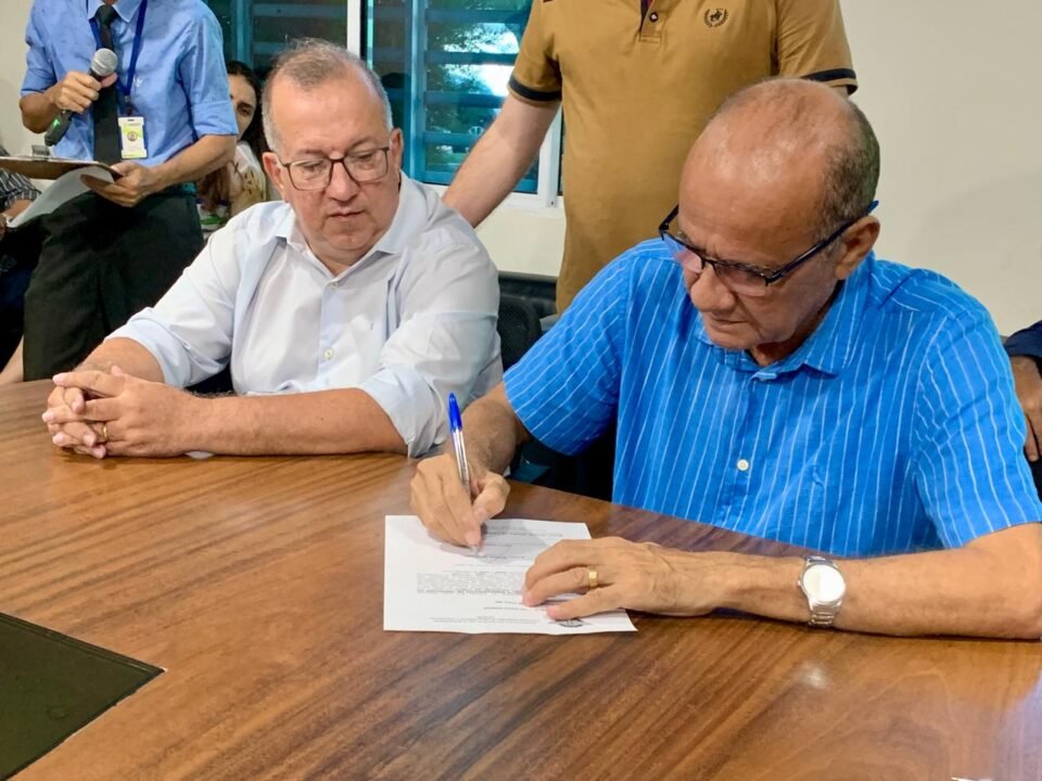 Prefeito assina ordem de serviço para drenagem da Rua Antônia Lima de Paiva. Fotografia de: Ana Amaral.