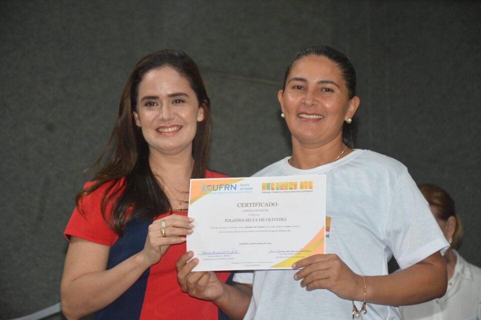 Prefeitura entrega certificados para alunas de cursos de formação. Fotografia de: Ana Amaral.