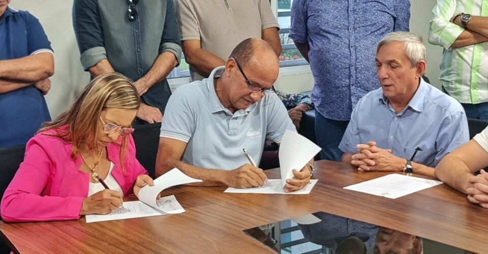 Prefeito Taveira assina pacote de mais de 1 milhão de reais em manutenções para Parnamirim. Fotografia de: Ney Douglas/ASCOM.