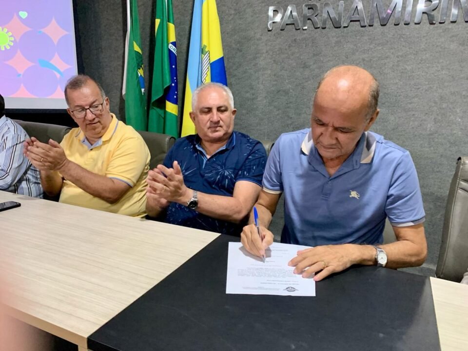 Prefeito assina ordem de serviços para obras em Ginásios Poliesportivos. Fotografia de: Ana Amaral.