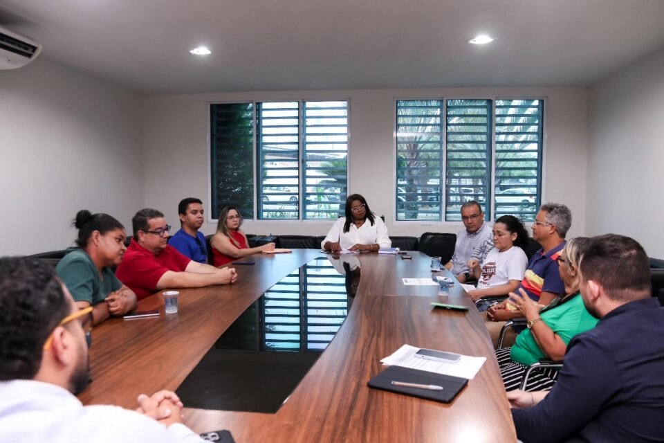 Prefeita de Parnamirim se reúne com sindicato para solucionar atraso de salários