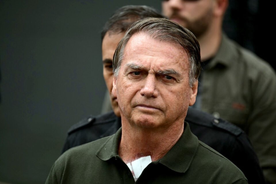 A prisão de Jair Bolsonaro pela PF gera críticas de juristas, reação de militares e manifestações opostas em todo o país, ampliando a tensão política nacional.